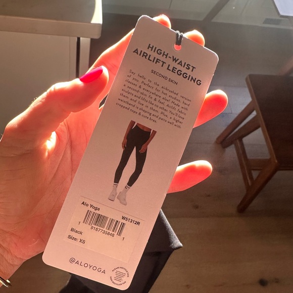 NWT! Never worn- Alo Yoga Airlift Legging in Black, Size XS - Picture 5 of 5